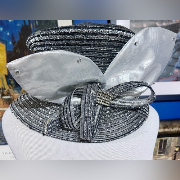Elegant Women\'s Silver Hat with Glittering Bow